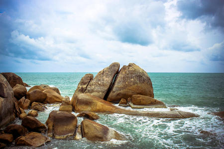 海浪撞击岩石，苏梅岛