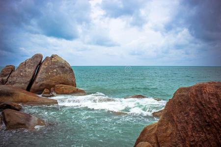 海浪撞击岩石，苏梅岛