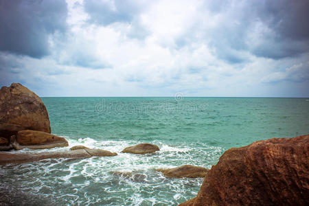 海浪撞击岩石，苏梅岛