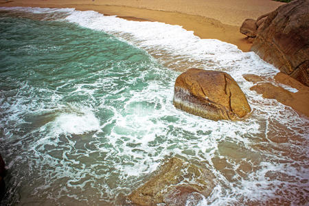 海浪撞击岩石，苏梅岛