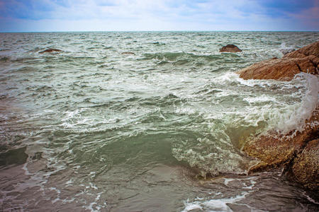 海浪撞击岩石，苏梅岛