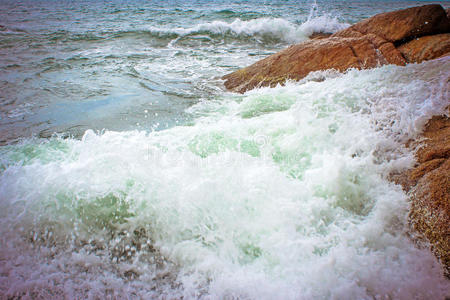 海浪撞击岩石，苏梅岛