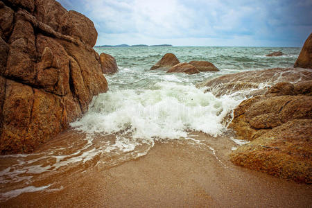 海浪撞击岩石，苏梅岛