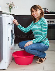 微笑着洗衣服的女人