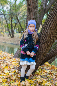 秋天公园里的小女孩
