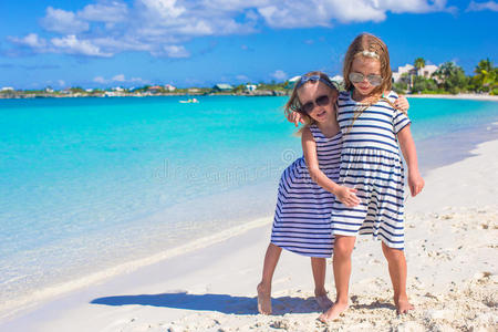 两个可爱的小女孩在热带海滩
