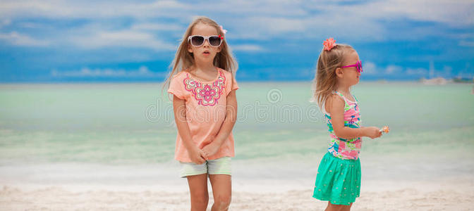 两个小女孩在热带海滩