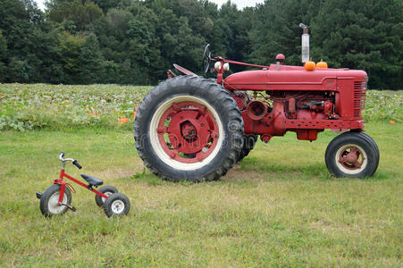 农用拖拉机和三轮车照片