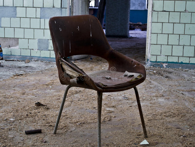 废弃大楼里的椅子