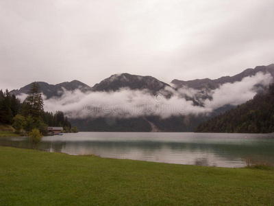 湖面云彩，背景是山脉