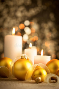 圣诞背景，金色的花束和蜡烛