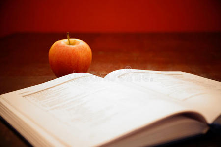 苹果和书
