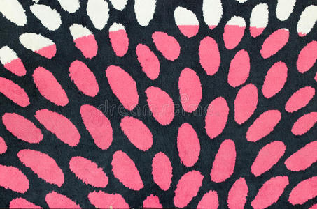 一圈五颜六色的织物作为黑色和粉色的背景图像