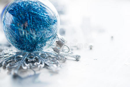 明亮节日背景上的蓝色圣诞装饰品