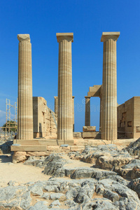 林多卫城顶端的古希腊柱子
