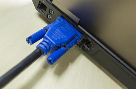 vga电缆连接至笔记本电脑