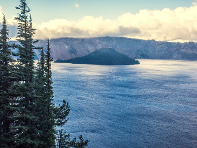 火山口湖的云雾