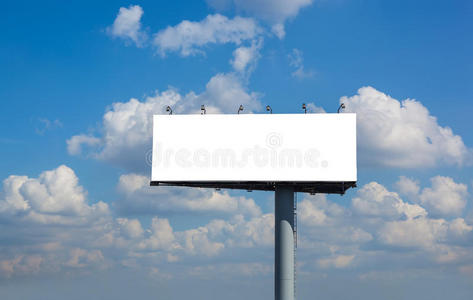 蓝天上的空白广告牌
