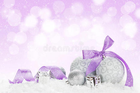 圣诞饰品和紫色丝带