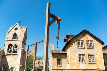 荒村里的绞刑架照片