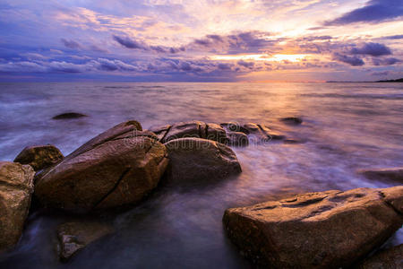 落日的海滩上的岩石