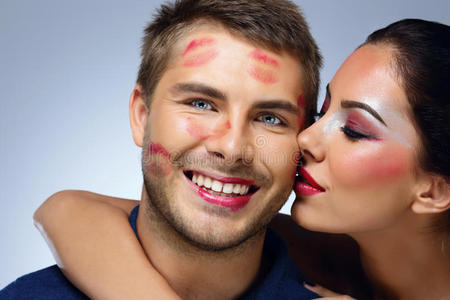 美女亲吻快乐男人照片