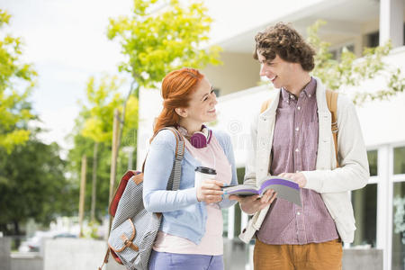 快乐的年轻男女在大学校园里一起学习