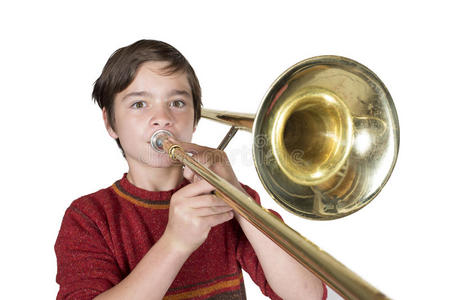 拿着长号的男孩照片