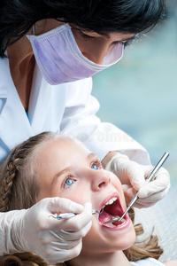 女牙医为儿童牙齿工作。