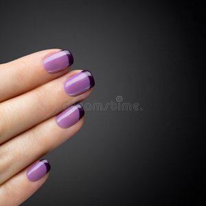 美丽的指甲油是紫罗兰色。