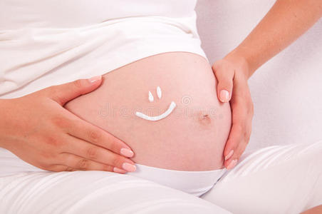 孕妇腹部带微笑符号