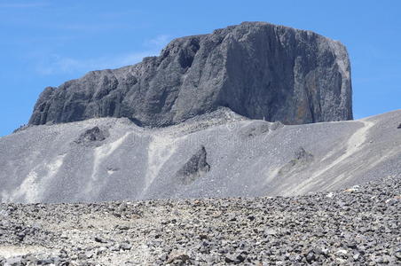 火山岩的黑象牙尖顶