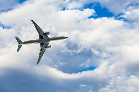 飞机高空飞行照片