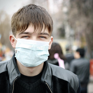 戴流感面具的青少年