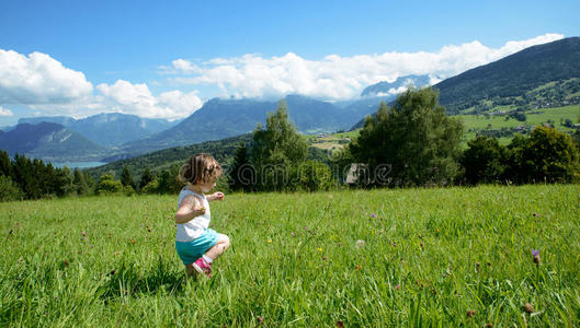 在草地上玩耍的小女孩