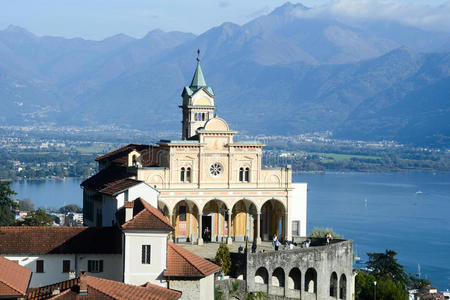 麦当娜德尔萨索madonna del sasso，中世纪岩石上的修道院俯瞰湖面