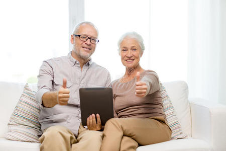 家里有平板电脑的快乐老年夫妇