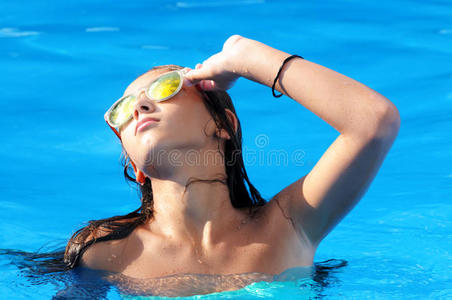 游泳池里戴着墨镜的女孩