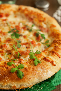 披萨配火腿，意大利腊肠，西红柿和马苏里拉奶酪