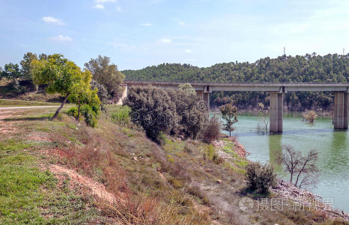 山脉带房子的马洛斯酒店森林乐田莱达森林群山环抱的河流比利牛斯山脉
