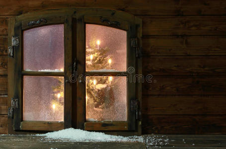下雪窗小老式窗玻璃上的雪照片