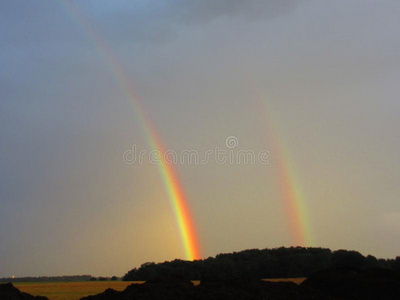 两道彩虹双对天照片