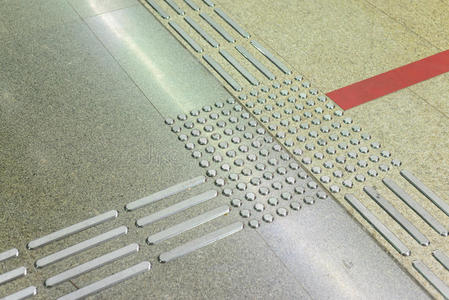 金属的盲人图片