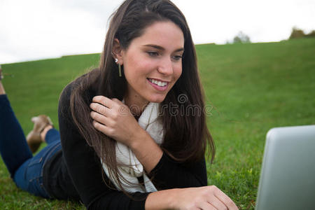 年轻女子在户外用电脑交谈