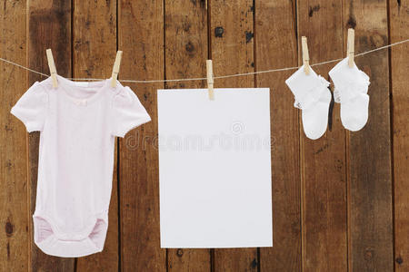 婴儿服装挂在洗衣线上的衣夹里