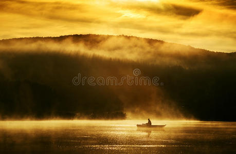 清晨日出，在阳光下在湖上划船