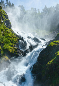 夏季晚佛森瀑布在山坡上挪威。