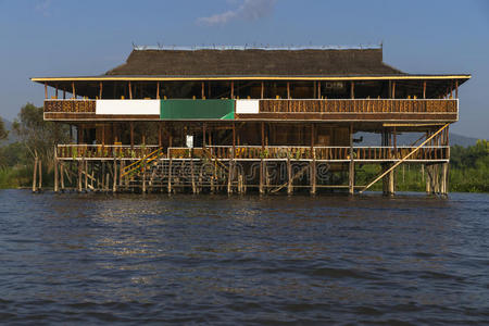 建在伊莱湖上