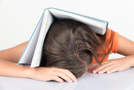 女学生头上顶着课本睡觉