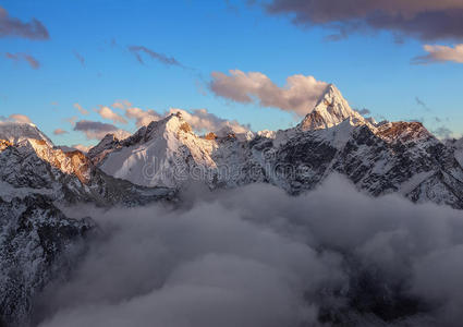 阿玛达布拉姆峰日出。尼泊尔喜马拉雅山